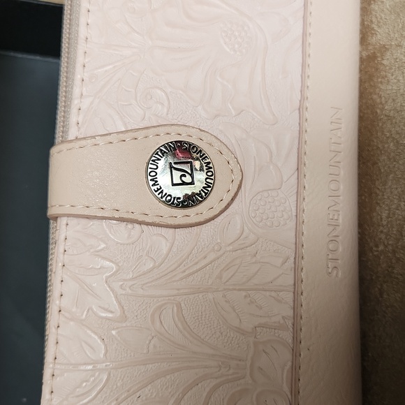 NWT ❗️ Stone Mountain blush tooled wristlet bonded leather - Picture 3 of 12